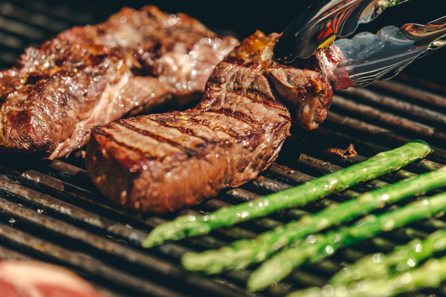 sizzling-steak-with-grilled-asparagus - Yukon Glory
